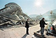 depremde yikilan bir cami
